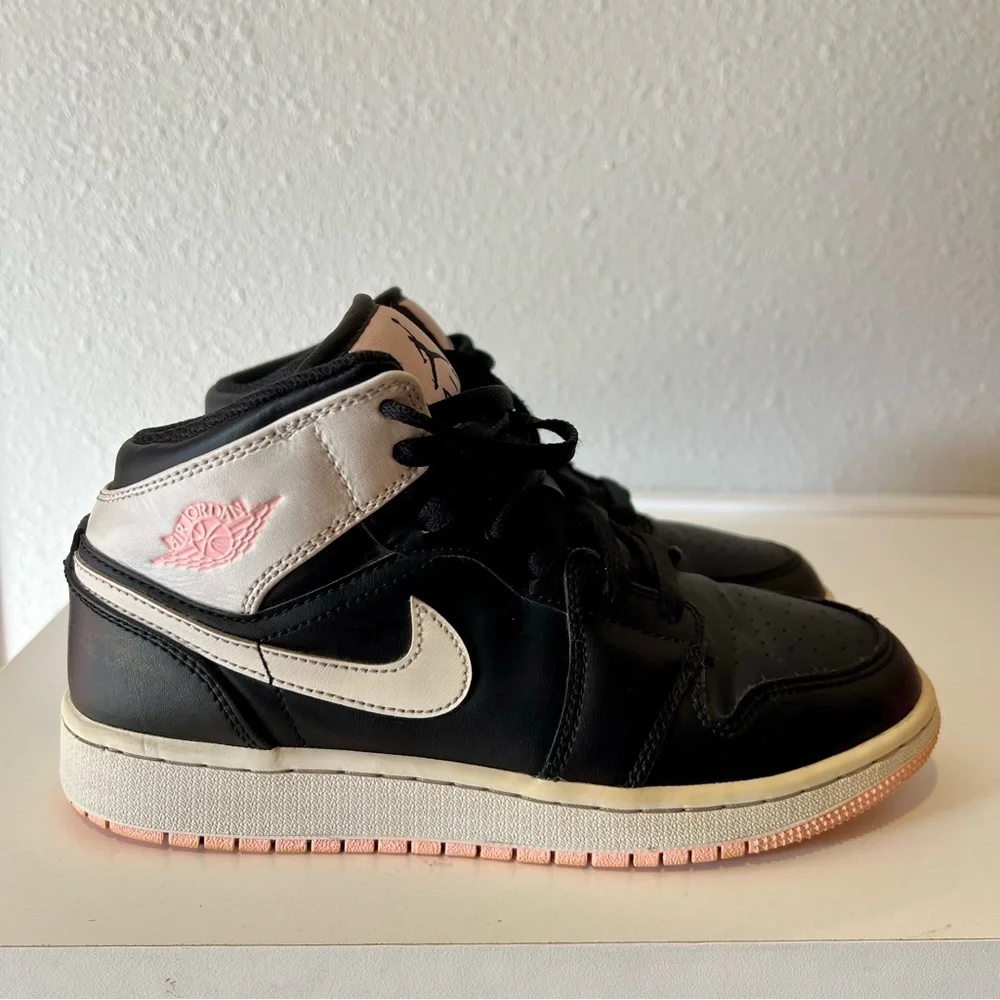 NIKE AIR JORDAN 1 MID Arctic Punch Pink Youth Size 5 Retro OG 555112-061 EUC - Picture 2 of 9